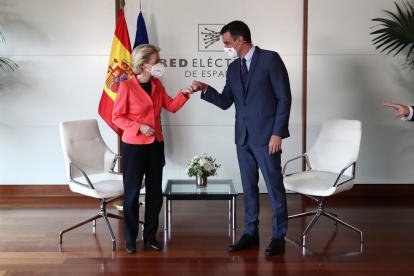 Reunión de la presidenta de la Comisión Europea, Ursula von der Leyen, y el presidente del gobierno español, Pedro Sánchez, en Madrid por|para la aprobación de plan|plano español.