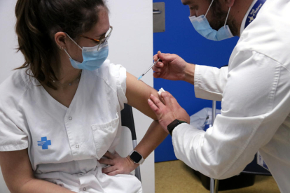 Vacunación a personal sanitario del Hospital de la Vall d'Hebron.