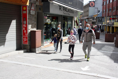 Un grupo de personas paseando para|por una de las calles comerciales del Paso de la Casa.