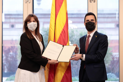 La presidenta del Parlament, Laura Borràs, rep de mans de l'expresident Roger Torrent la tradicional carta de Francesc Farreras, després de la seva proclamació.