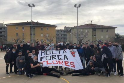 Eels amics d'en Ramon Flores amb el cap rapat i amb una pancarta de suport al jove.