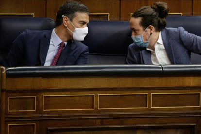 El presidente del gobierno, Pedro Sánchez, hablando con el vicepresidente Pablo Iglesias durante el debate de la moción de censura.