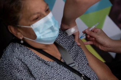 Una mujer recibe una dosis de la vacuna china contra la covid 19 en Chile.