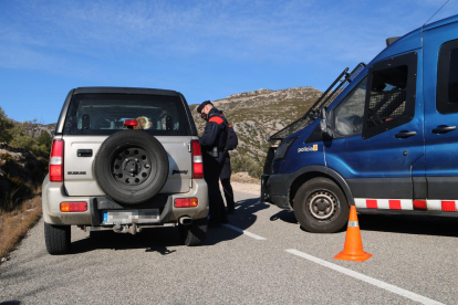 Els mossos fent un control policial a un dels accessos del massís del Port.