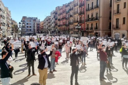 Vecinos de la ciudad se concentran en la plaça de la Font reclamando «Una Tarragona segura»