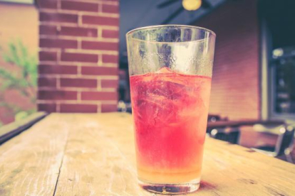 Imagen de archivo de una bebida rosa.