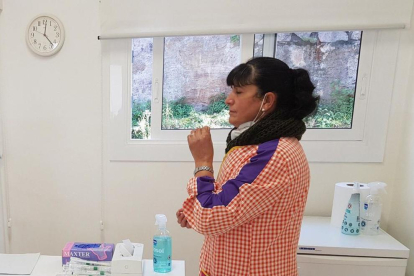 Una docente del Jardín de Infancia Sant Ramon Nonat de Gerona se toma una muestra de tejido por frotis nasal.