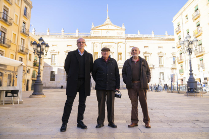 El fotògraf Josep Ferrer, al centre, acompanyat de Ramon Giner i Rafael Vidal.