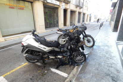 La moto incendiada en Palamós.