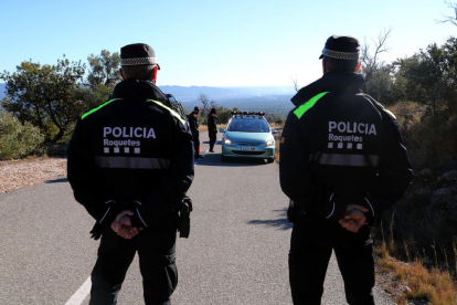Dos agentes de la Policía Local y de los Mossos d'Esquadra requiriendo la documentación a un vehículo que quería acceder a los Ports.