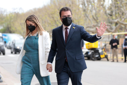 El candidato a la investidura, Pere Aragonès, entrando en el Parlament con su mujer.