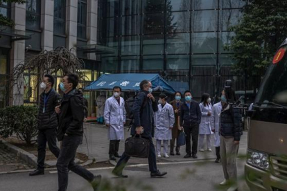 Peter Ben Embarek, el líder del equipo de la OMS en Wuhan, tras visitar a miembros del Hospital Provincial de Hubei en Wuhan, China.