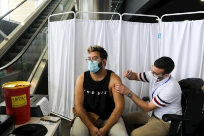 Una persona recibe la vacuna contra la Covid-19 en un estadio deportivo en Jerusalén, Israel.