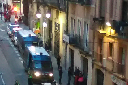 Imatge dels furgons dels Mossos al carrer Apodaca.