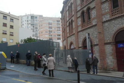 Votantes haciendo cola para acceder a las mesas electorales habilitadas a la TAPÓN de Tarragona.