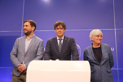 Carles Puigdemont, Toni Comín i Clara Ponsatí durant la roda de premsa després que la justícia europea els retornès provisionalment la immunitat