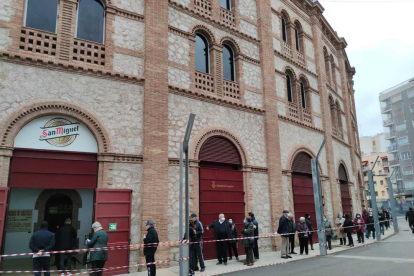 Cua de votants a l'exterior de la Tarraco Arena Plaça abans d'obrir el col·legi electoral.