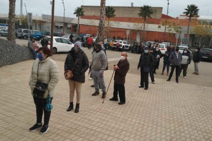 Votantes hecho cola para acceder al colegio electoral ubicado en la Anilla Mediterránea de Tarragona.