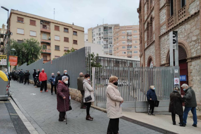 Cola de votantes en el exterior de la Tarraco Arena Plaça antes de abrir el colegio electoral.