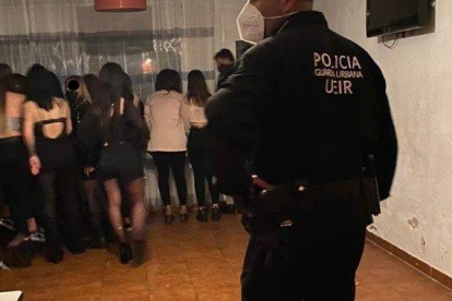 Un agente de la Guàrdia Urbana de Reus con los asistentes de la fiesta.