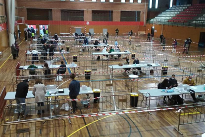 Imagen de las mesas electorales ubicadas en el pabellón del Gimnástico de Tarragona.