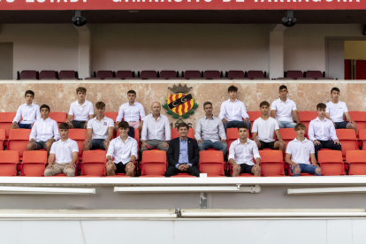 Los catorce jóvenes, en el Nou Estadi, acompañados de Josep Maria Andreu.