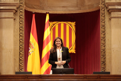 La presidenta del Parlament, Laura Borràs, al hemiciclo de la cámara, después de su proclamación.