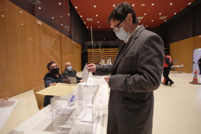 El candidat del PSC al 14-F, Salvador Illa, votant al seu col·legi electoral a la Roca del Vallès.