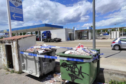 Imagen de los contenedores de residuos comerciales del polígono Francolí llenos de escombro