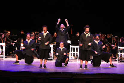 Els artistes de la companyia Psitacatro actuant en l'espectacle Orquesta Malabares al Teatre Fortuny de Reus, en l'últim dia de la 25a edició del Trapezi.