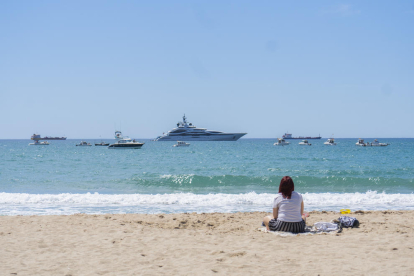 Una quarantena d'embarcacions es va manifestar ahir a Tarragona, davant la platja del Miracle.