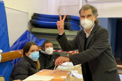Jordi Cuixart, president d'Òmnium, votant al seu col·legi electoral.
