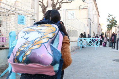 Nens entrant i pares a l'exterior de l'escola Sant Pau de Figueres.