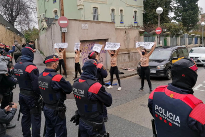 Plano abierto de las feministas de Femen protestando delante del colegio electoral donde ha votado el candidato de Vox, Ignacio Garriga.