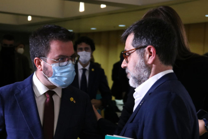 El vicepresidente del Gobierno y candidato de ERC, Pere Aragonès, con el secretario general de JxCat, Jordi Sànchez.