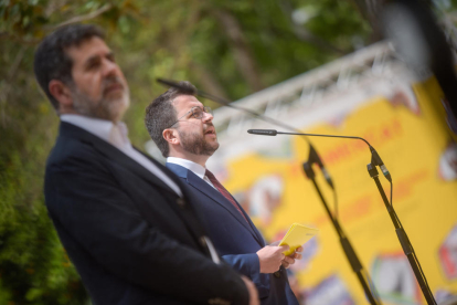 El secretari general de JxCat, Jordi Sànchez, amb el vicepresident de la Generalitat amb funcions de president, Pere Aragonès,