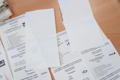 Imatge de les butlletes en blanc que seran comptades com a vot nul.
