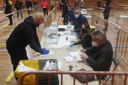 Un a persona ejerciendo su derecho a voto en el pabellón del Nàstic.