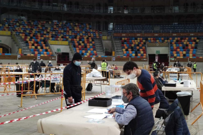 Una persona votando en la Tarraco Arena Plaza, nuevo punto electoral.