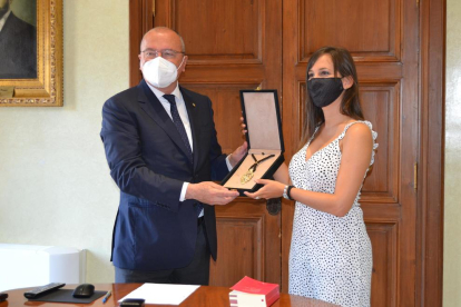 Imatge de l'alcalde de Reus, Carles Pellicer, i la nova regidora Tània Agudo.