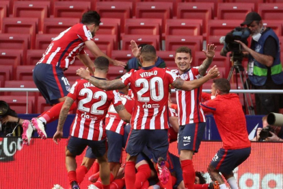 Jugadors del Atlético de Madrid celebrant el gol de Suérez que els donava la victòria aquest diumenge.