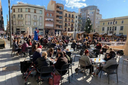 La plaça Corsini dissabte, amb taules sense la distància obligada i amb més de quatre persones.