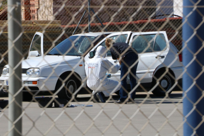 La policía inspeccionando el vehículo donde apareció el cadáver de Roses