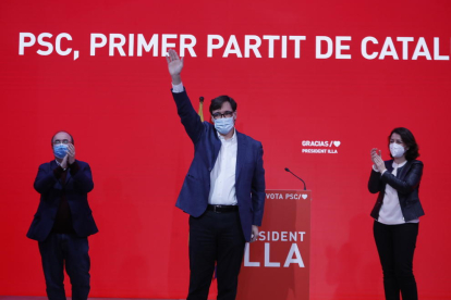 El candidato del partido ganador, el socialista Salvador Illa, al lado de Miquel Iceta y Eva Granados.