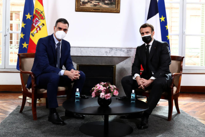 Plano entero del presidente del gobierno español, Pedro Sánchez, y del presidente francés, Emmanuel Macron