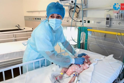 La corta edad del bebé ha favorecido que la operación fuera viable.