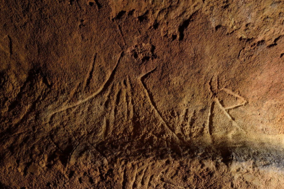 Pareja de cérvidos de estilo geometritzant, entre los grabados rupestres localizados en el interior de la cueva de la Fuente Mayor.