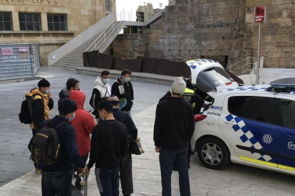 La Guàrdia Urbana, multant un grup d'skaters a la plaça del Rei el passat 31 de desembre.
