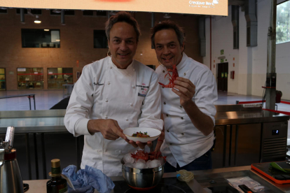 Els germans Torres, xefs del restaurant Cocina Hermanos Torres, mostrant el plat elaborat i una gamba de Tarragona a l'exhibició feta als Premis Gastronòmics Tarragona.