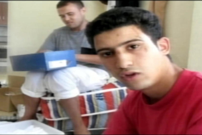 Youssef Aalla,delante de Mohamed Hichamy, en un vídeo grabado en el chalet de Alcanar poco antes de los atentados de agosto del 2017.